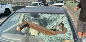 温哥华一卡车掉下的钢筋击穿后面车辆的挡风玻璃！车里还坐着母子两人！