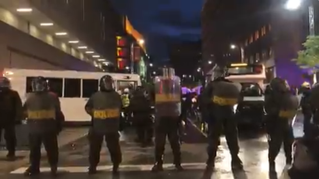 加拿大暴动开始! 万人包围警局 打砸抢烧 商场遭洗劫 催泪弹连续发射!