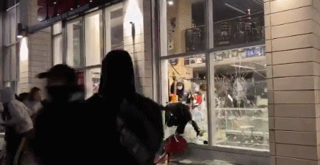 加拿大暴动开始! 万人包围警局 打砸抢烧 商场遭洗劫 催泪弹连续发射!
