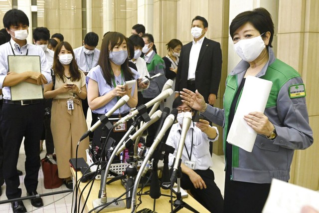 7月9日，日本东京都知事小池百合�（右一）在都政府内发言。截至当天，东京有220例新增确诊病例，是4月以来新增病例最多的一天。（AP）