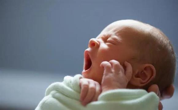 婴儿出生几分钟后被确诊 成为全球最小感染者