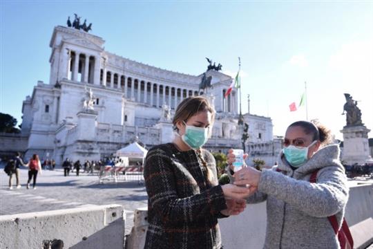 中国留学生回国躲避新冠病毒疫情引争议