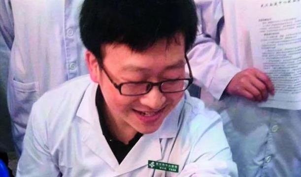 李文亮父母和妻子接受专访，互相提醒...