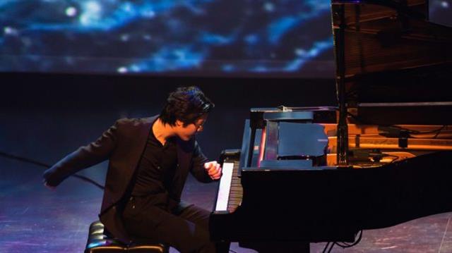 加拿大华裔钢琴家为新冠患者隔空演奏