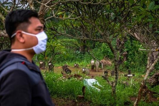 他们擅自打开了新冠肺炎死者的棺材 结果……
