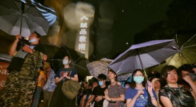 这家书店的最后一夜 竟引来5万人大雨中送别