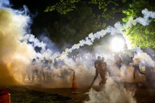 华府深夜暴动多处失火11警负伤 至少逮捕17人