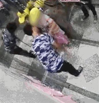 摸脸、掀裙子…中国男子电梯内猥亵两名女童！