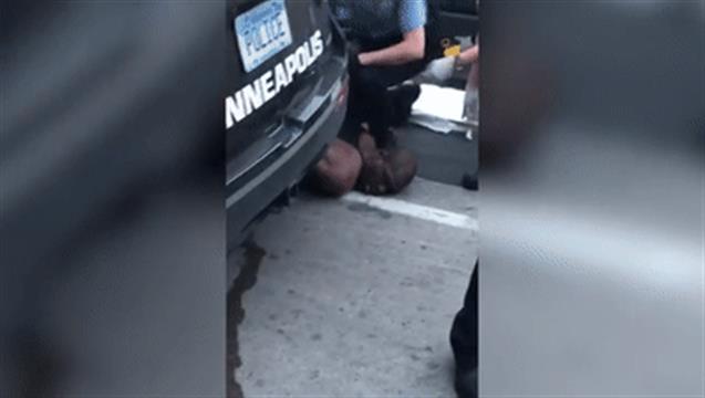 跪杀黑人，美国警察的苗族前妻被人肉、谩骂！