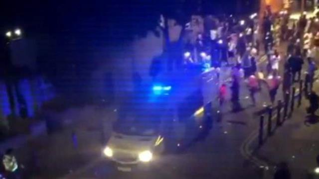 伦敦街头发生暴力冲突 警察被打跑多人受伤