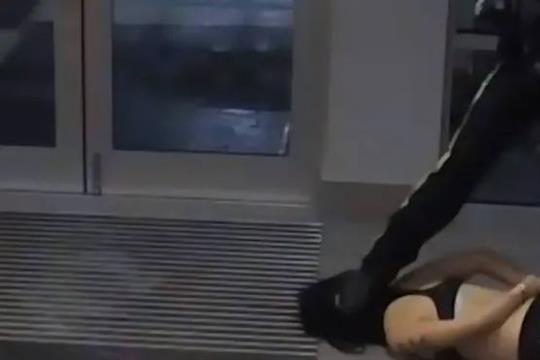 大温警局老大家里的女人太凶 用水喷路人