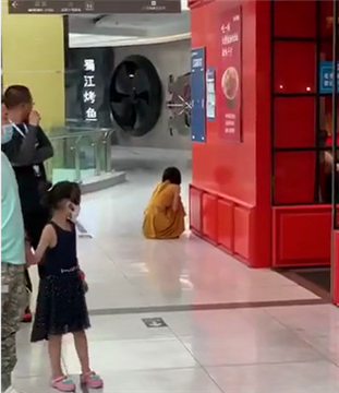 女子就餐时接到核酸检测阳性通知，崩溃痛哭