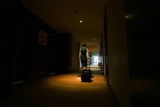 空姐停飞3个月胖10斤 现在房租都交不上