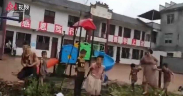 张家界小学遭洪水冲毁，学生站泥泞操场哭喊