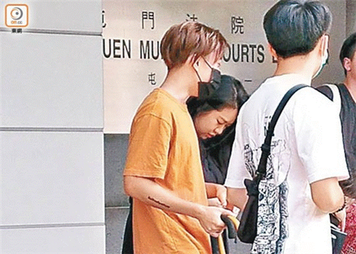 香港一男子踩踏焚烧国旗被判入狱5周