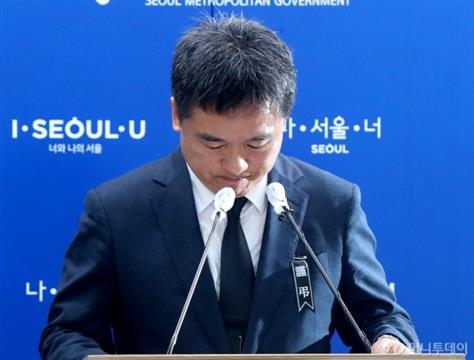 首尔代市长穿黑衣戴谨吊胸章 提到朴元淳哽咽