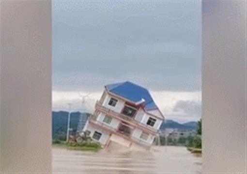 鄱阳湖告急！一栋楼几秒被冲垮！