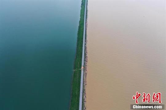 江西鄱阳湖水位暴涨破历史 一堤之隔泾渭分明
