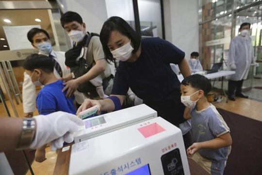 世卫专家赴华调查病毒源头 外交部介绍新进展
