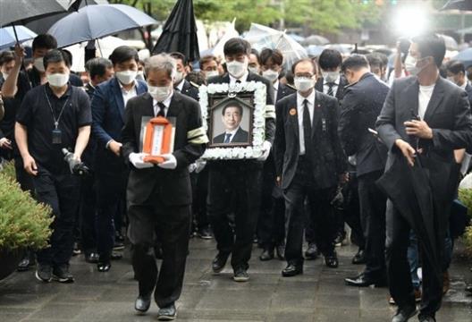 已故首尔市长秘书公开性骚扰指控