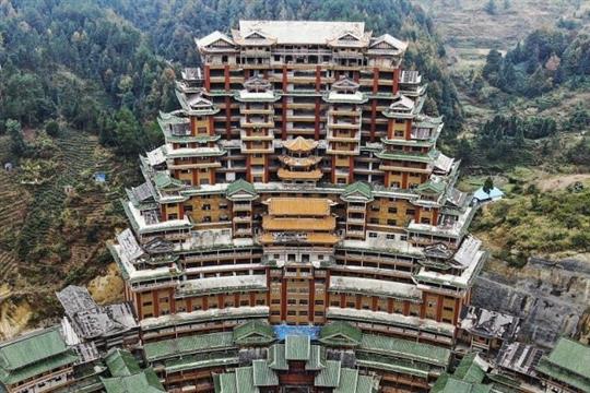独山县400亿债务关键人 : 建筑师与黑道老板