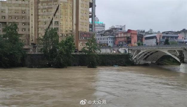 湖北恩施水淹州城：一日内河水暴涨数米