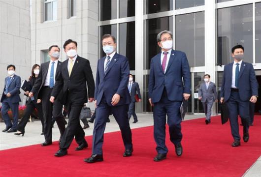 向文在寅扔鞋男子获释，韩国法院不予批捕