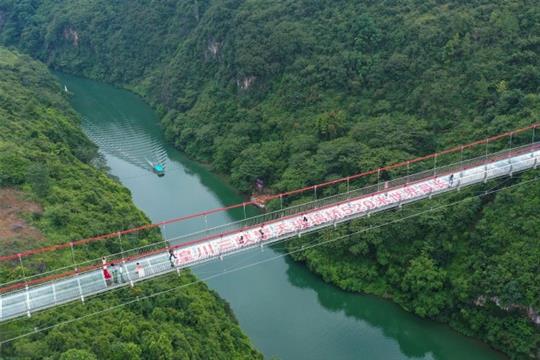 刷新吉尼斯纪录 广东建世界最长玻璃桥