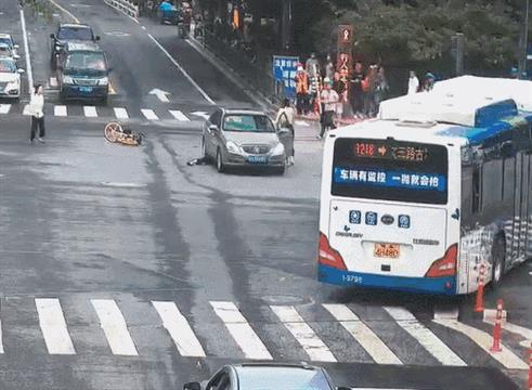 震撼！女孩被压车底，几十名外卖小哥一拥而上