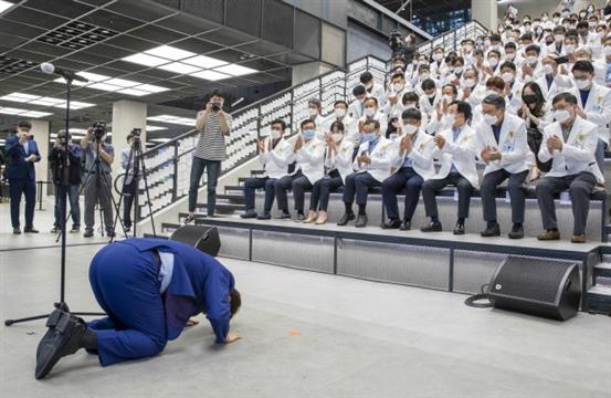 韩国大邱市长当众下跪 磕头感谢医护人员