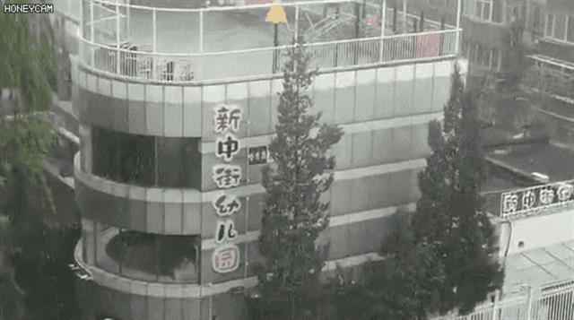 大热天的北京竟然飘雪？市民围观：不敢相信