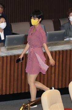 韩国27岁女议员穿粉红裙子去国会 网友吵翻天