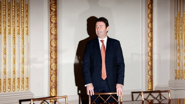 被解雇前与3名员工上床 麦当劳状告前CEO