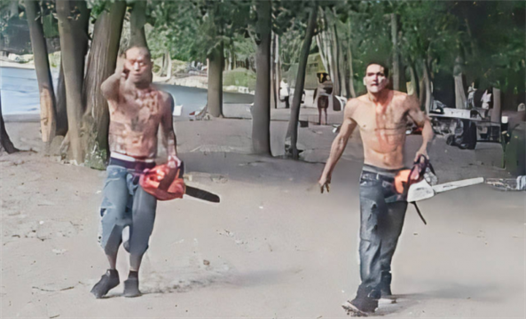 加拿大恐怖一幕：两名男子手持大电锯浑身是血