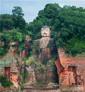 洪水汹涌 乐山大佛百年来首次“洗脚”