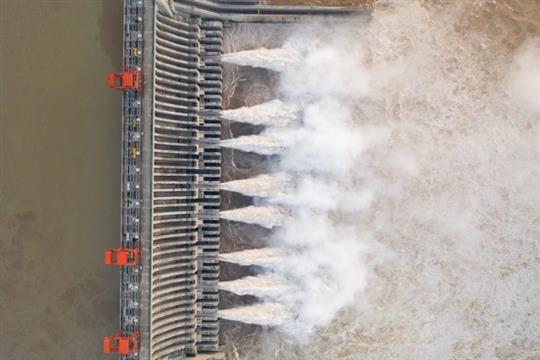 三峡大坝遭遇建成后最大洪峰 直击十孔泄洪现场