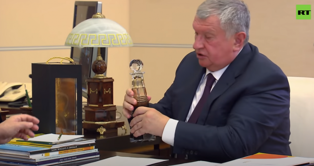 俄石油总裁送一瓶顶级石油 普京:比中东的还好