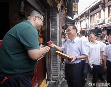 李克强来重庆磁器口，临时拐进一家麻花店