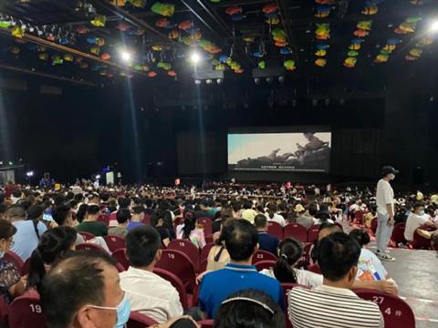 取货队伍绕5圈！海南免税店现在到底有多火