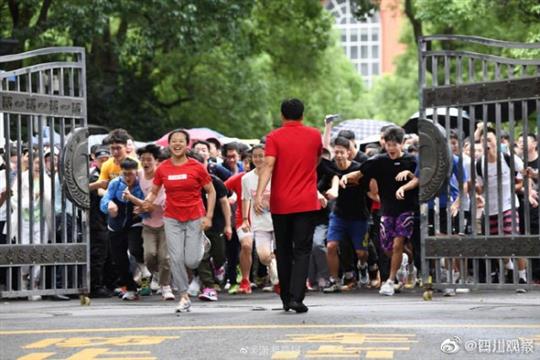 一字马女孩考上中国美院 成首届体育特长生