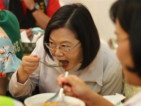 吞瘦肉精换国际地位 暴露蔡英文饥肠辘辘
