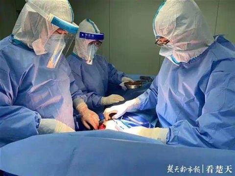 10岁女孩从6楼一跃而下，栅栏从身体穿过...