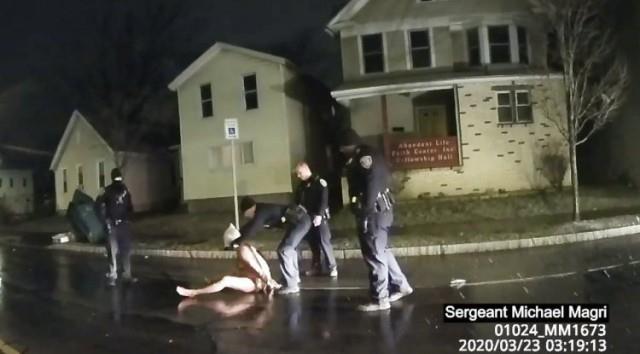 美警以防吐面罩套非裔男头 对方1週后死亡