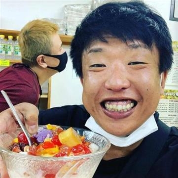 日本丑男一年约会上百妹子 靠卖PUA课赚钱