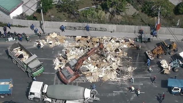 民众路边拾蒜瓣遭货车侧翻掩压 已致8死11伤