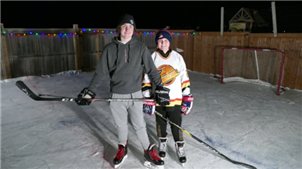 疫情间活动大减，自家后院溜冰场成加拿大人冬季新宠