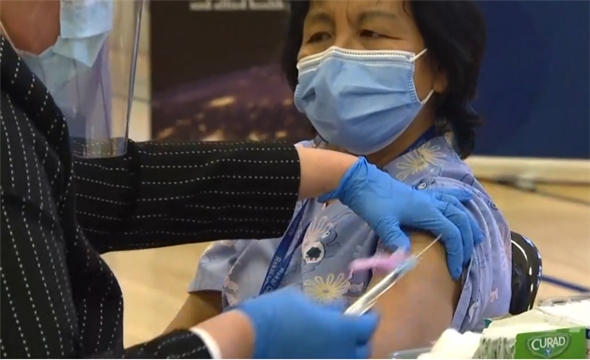 是她 多伦多亚裔女护工接种第一针新冠疫苗