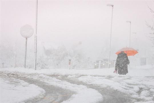 欧洲多地罕见迎来了降雪天气，市民冒雪出行
