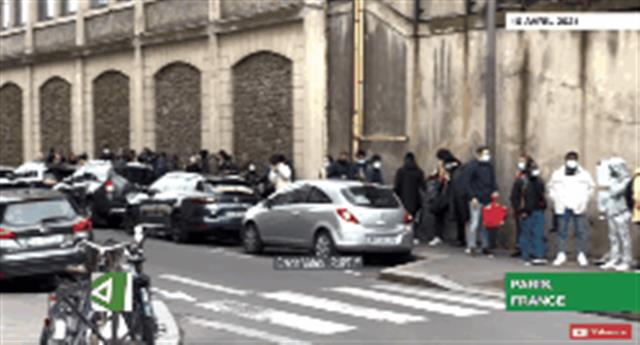 巴黎数百大学生排队领救济，场面壮观