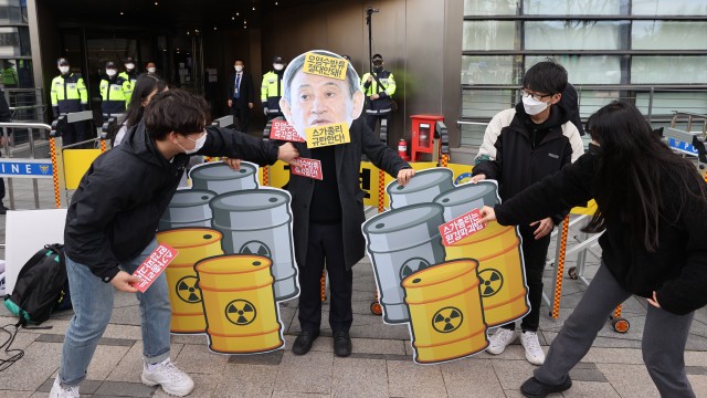 韩民众日本使馆前抗议怒斥“大海不是垃圾桶”